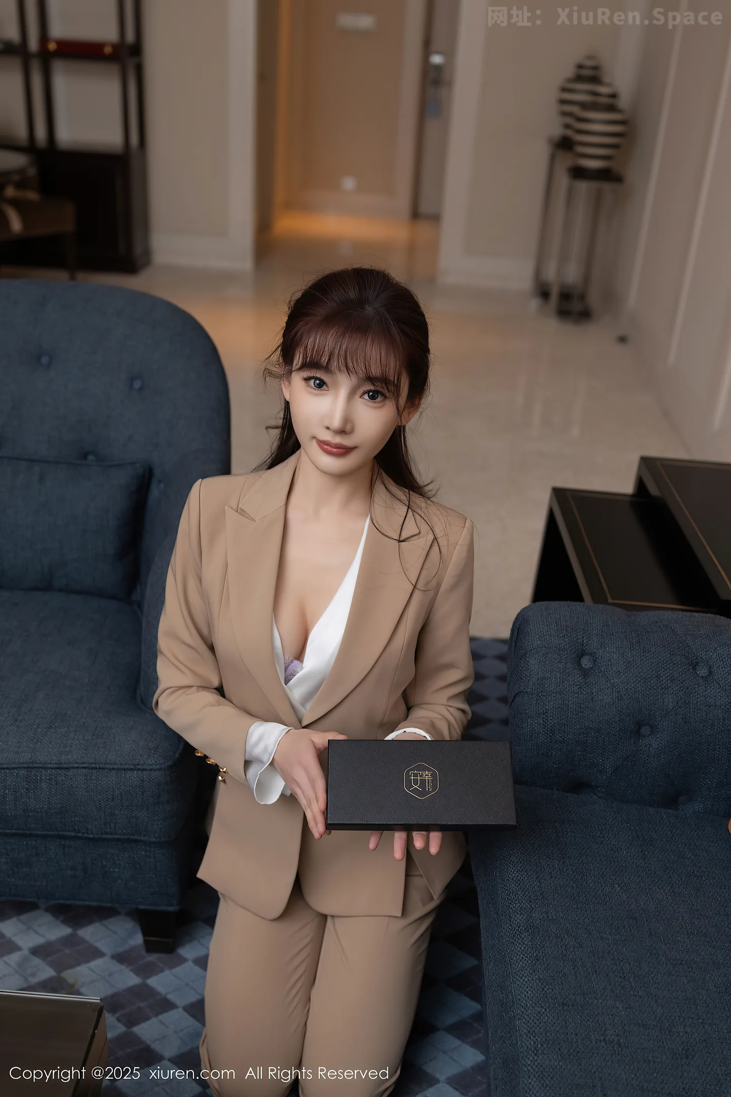 图片[4]-[XiuRen秀人网] VOL.9881 模特陆萱萱脱性感浅色西服露超薄肉丝秀柔美身姿迷人诱惑写真82P-秀人网官方网站